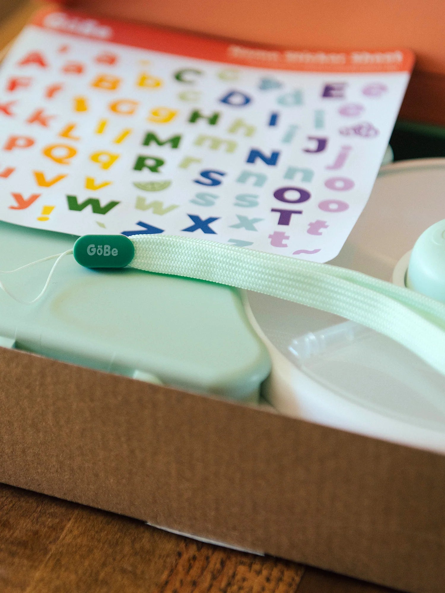 GOBE Hand Strap uchwyt do pojemnika w kolorze Mint - zielony uchwyt do mocowania z pętlą transportową, ułatwiający dzieciom noszenie przekąsek, bez BPA