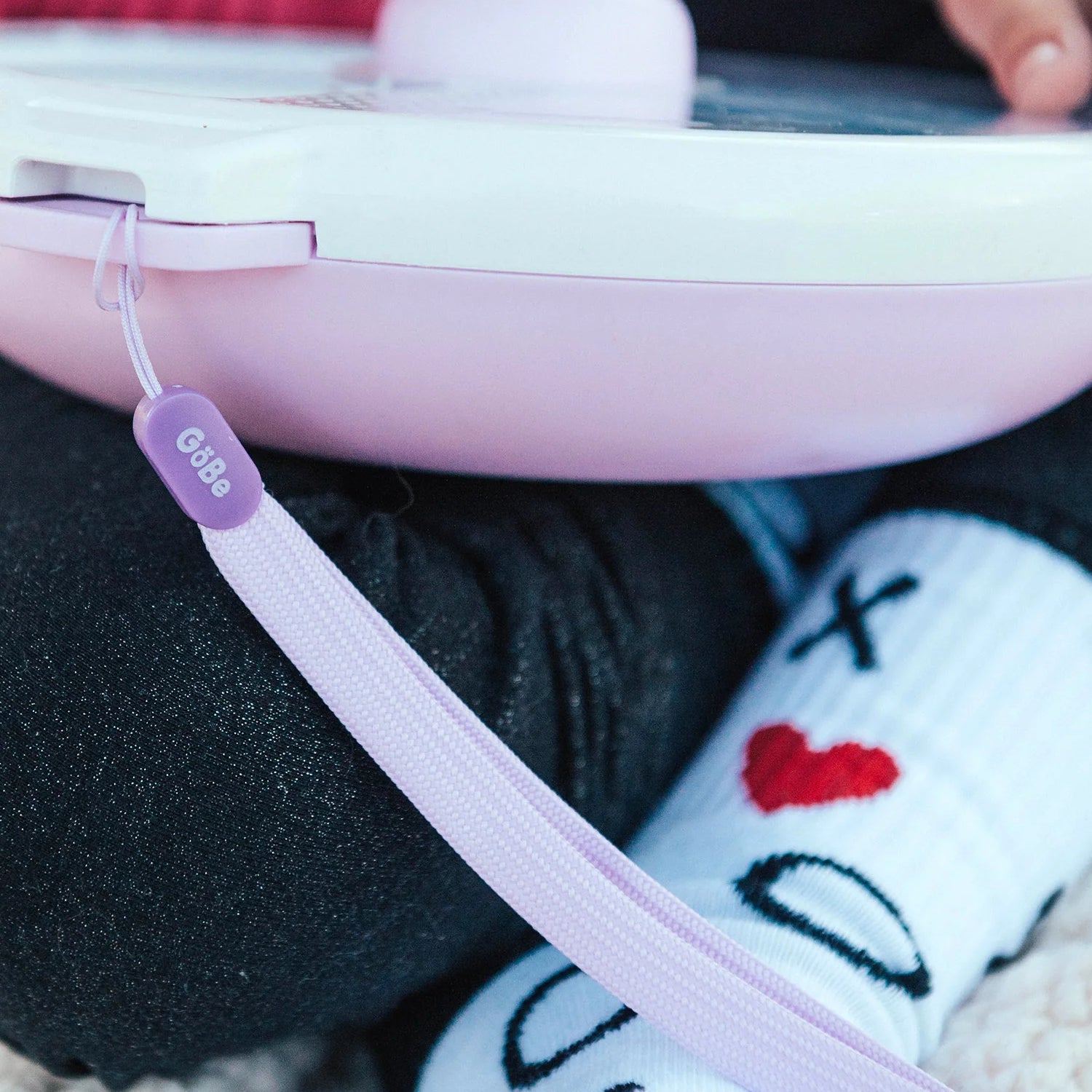 GOBE Hand Strap uchwyt do pojemnika w kolorze Taro -  fioletowy uchwyt do mocowania z pętlą transportową, ułatwiający dzieciom noszenie przekąsek, bez BPA