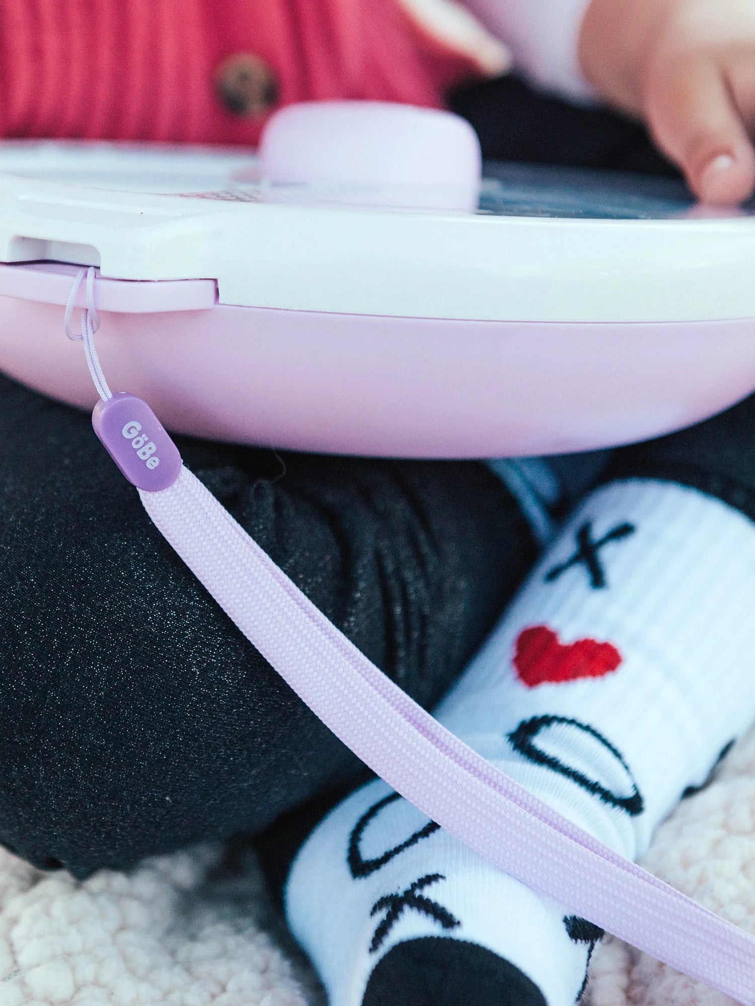 GOBE Hand Strap uchwyt do pojemnika w kolorze Taro - fioletowy uchwyt do mocowania z pętlą transportową, ułatwiający dzieciom noszenie przekąsek, bez BPA