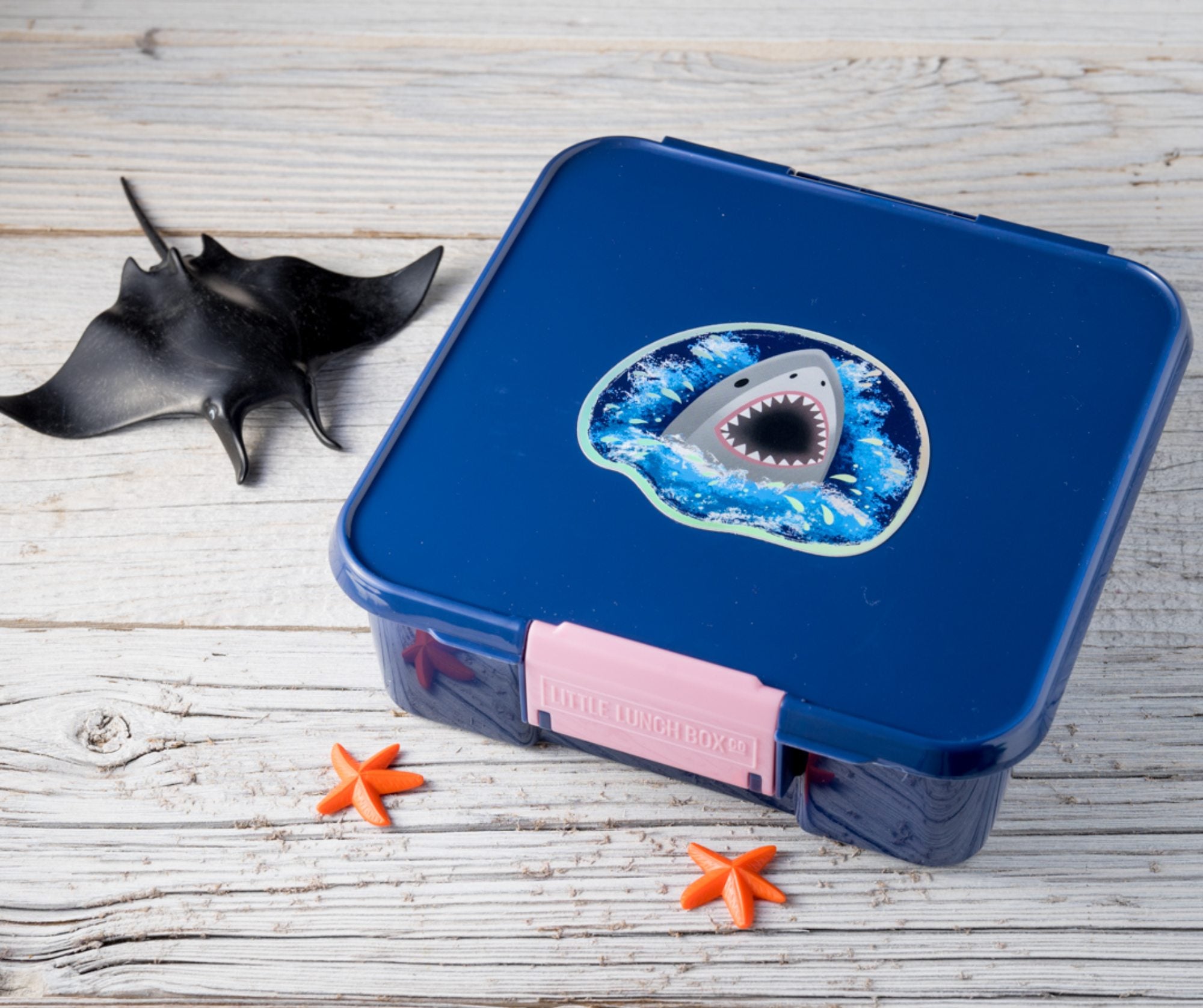 Naklejka rekin Jabalou, holograficzna i wodoodporna, do personalizacji lunch boxa lub bidonu, trwała i bezpieczna dla dzieci.