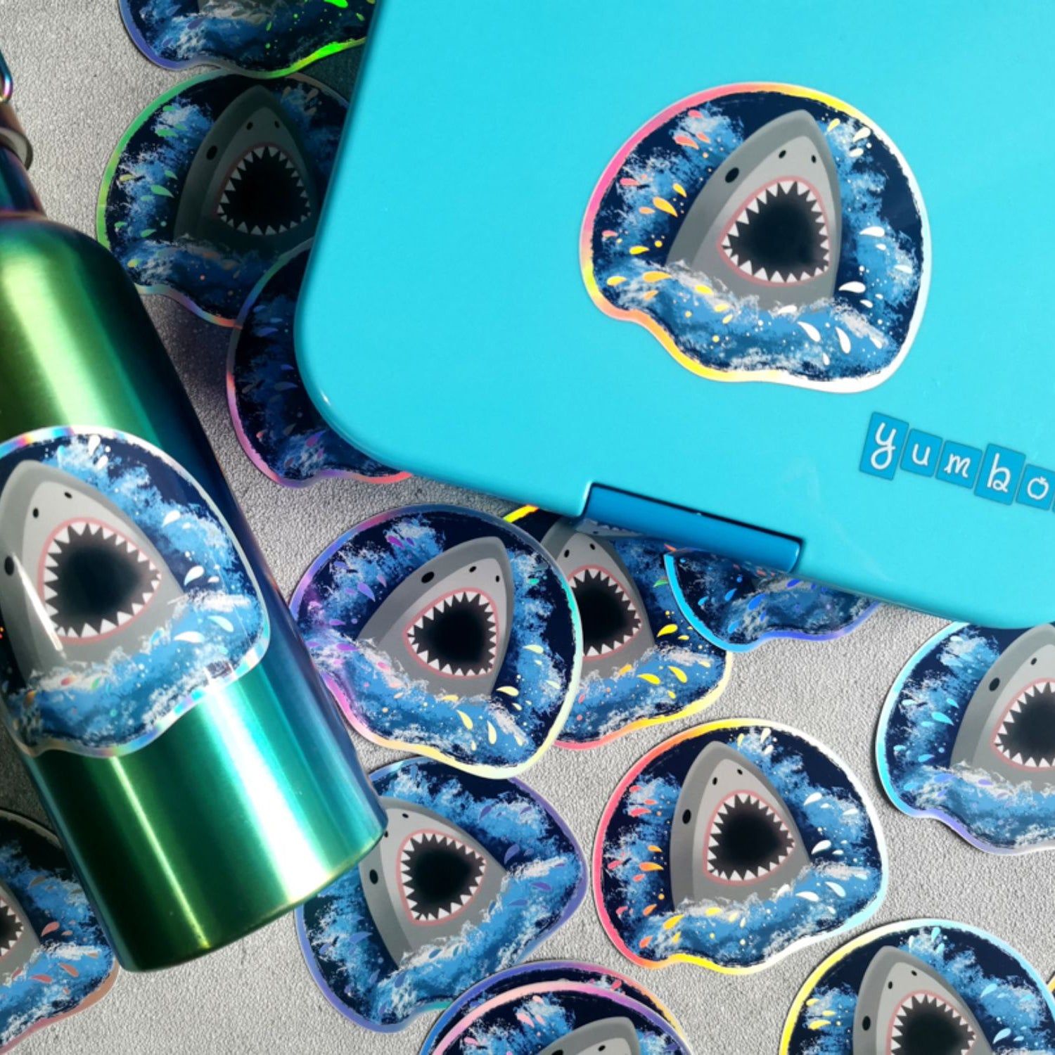 Naklejka rekin Jabalou, holograficzna i wodoodporna, do personalizacji lunch boxa lub bidonu, trwała i bezpieczna dla dzieci.