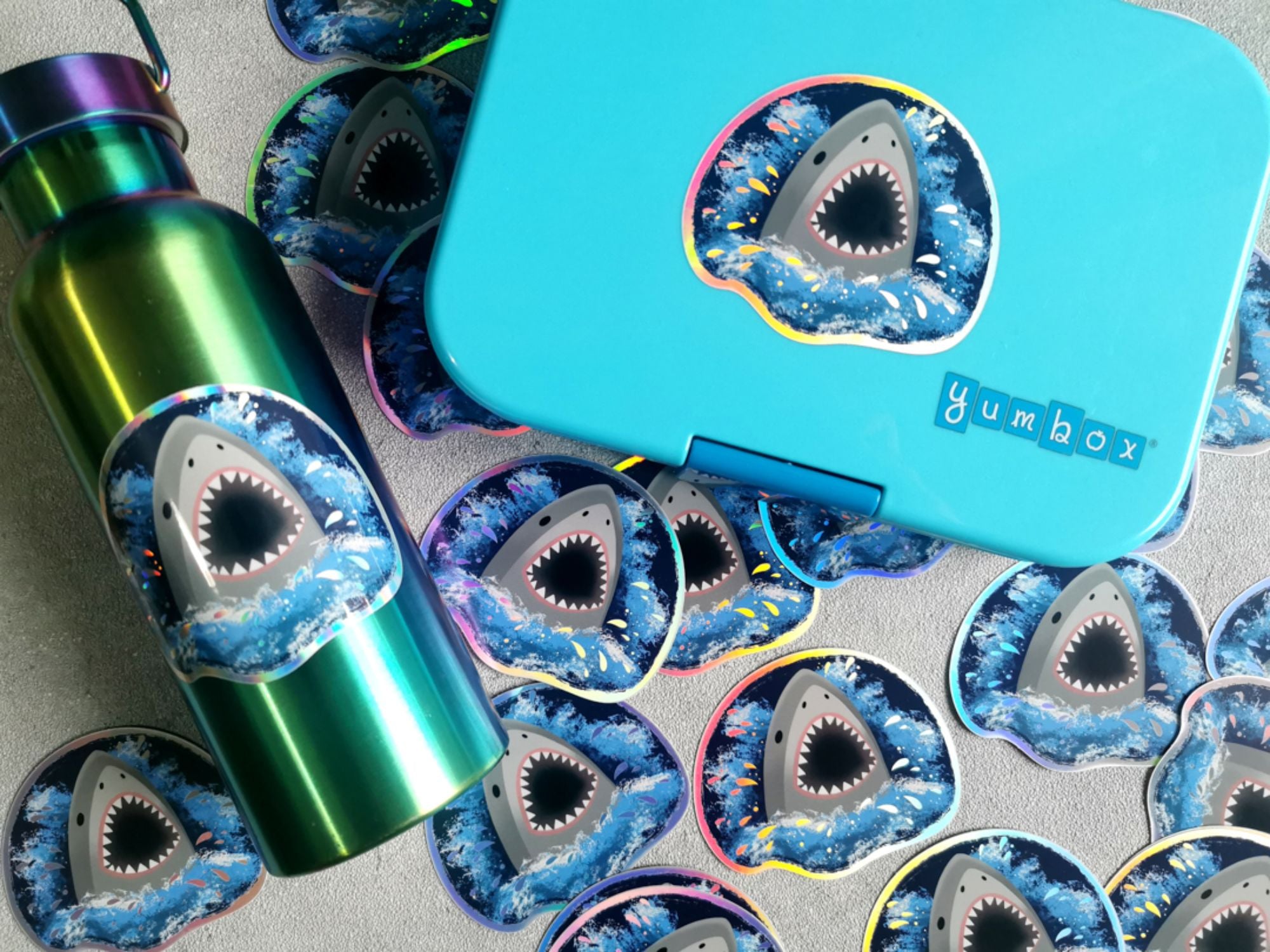 Naklejka rekin Jabalou, holograficzna i wodoodporna, do personalizacji lunch boxa lub bidonu, trwała i bezpieczna dla dzieci.