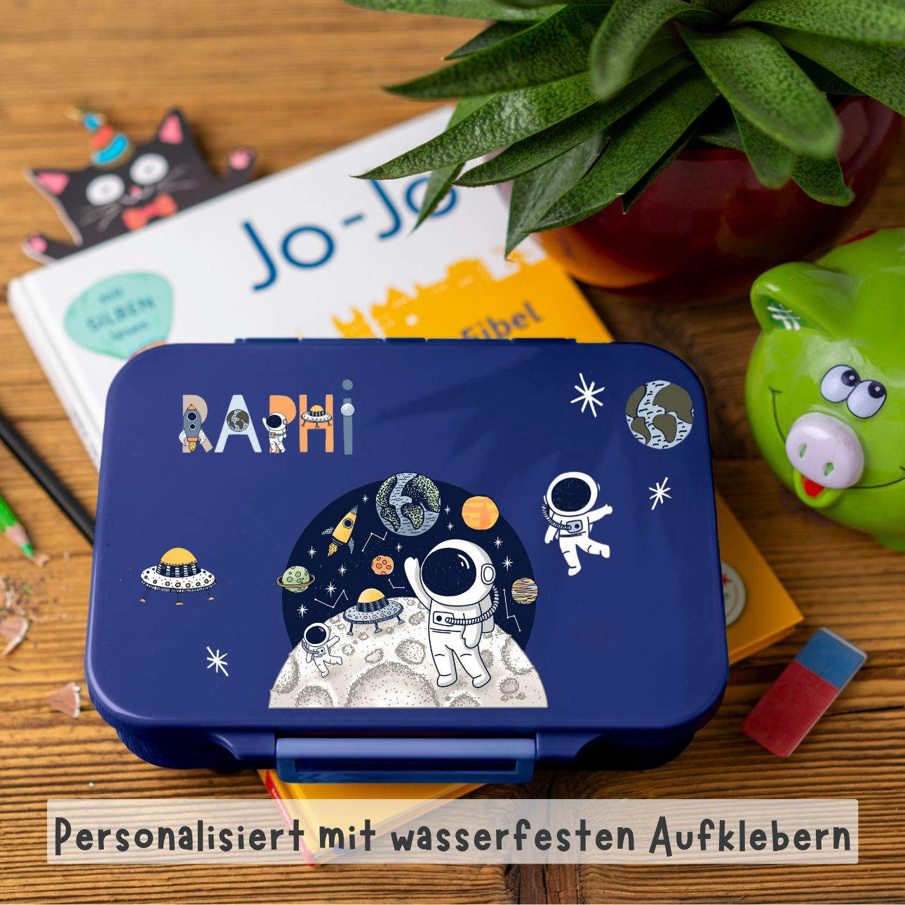 Naklejki kosmos Jabalou, kolorowe i wodoodporne, z trwałym klejem, idealne do personalizacji lunch boxa, bidonu lub butelki dziecka.