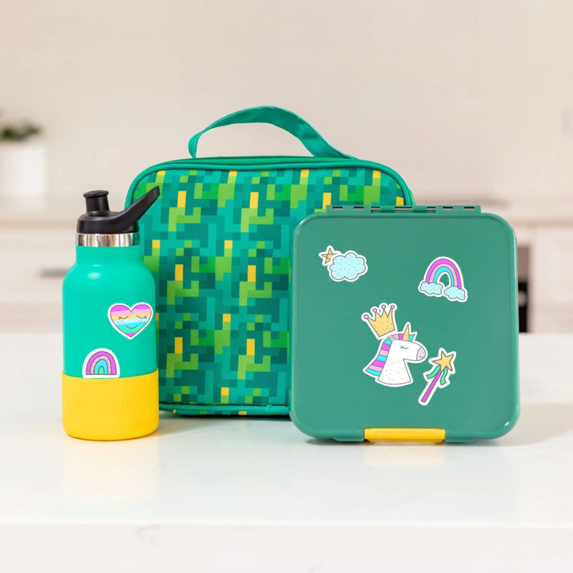 Naklejki tęczowy świat Jabalou, kolorowe i wodoodporne, z trwałym klejem, idealne do personalizacji lunch boxa, bidonu lub butelki dziecka.