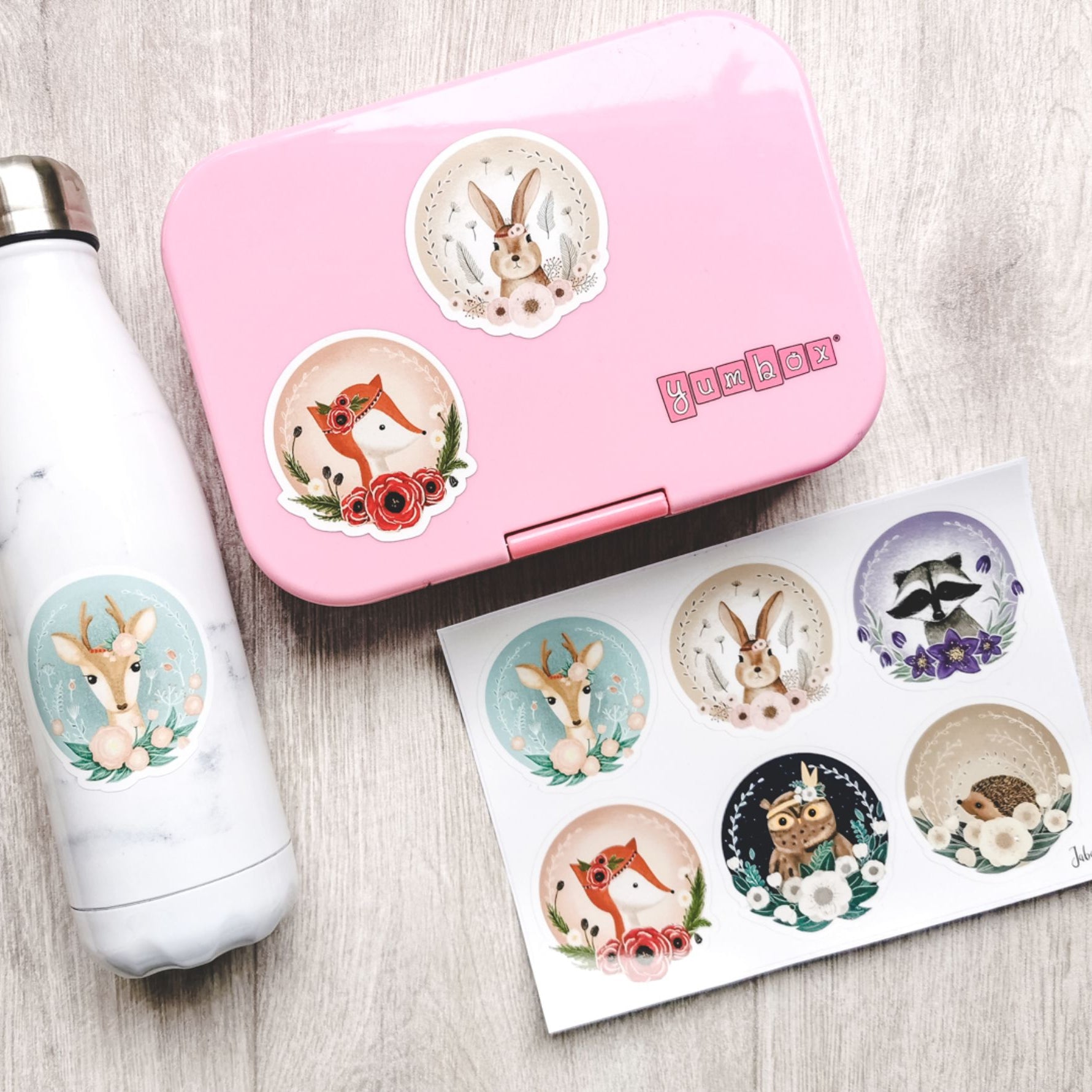 Naklejki zwierzątka boho Jabalou, kolorowe i wodoodporne, z trwałym klejem, idealne do personalizacji lunch boxa, bidonu lub butelki dziecka.