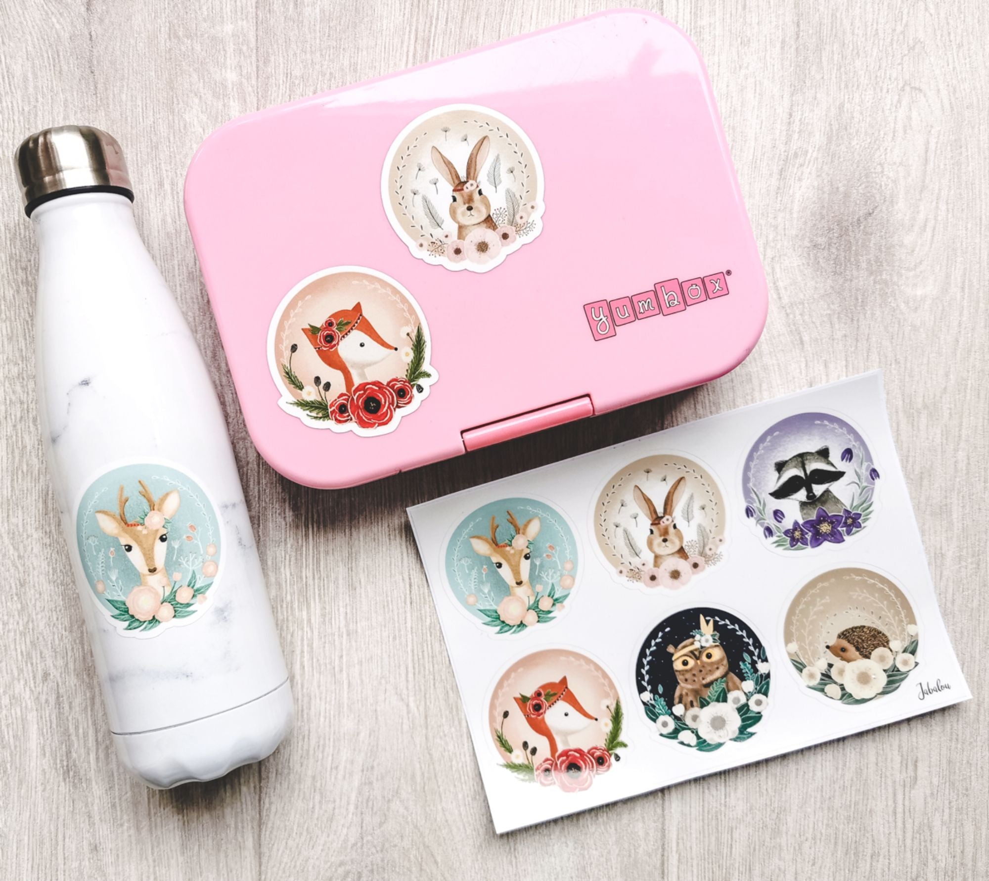 Naklejki zwierzątka boho Jabalou, kolorowe i wodoodporne, z trwałym klejem, idealne do personalizacji lunch boxa, bidonu lub butelki dziecka.