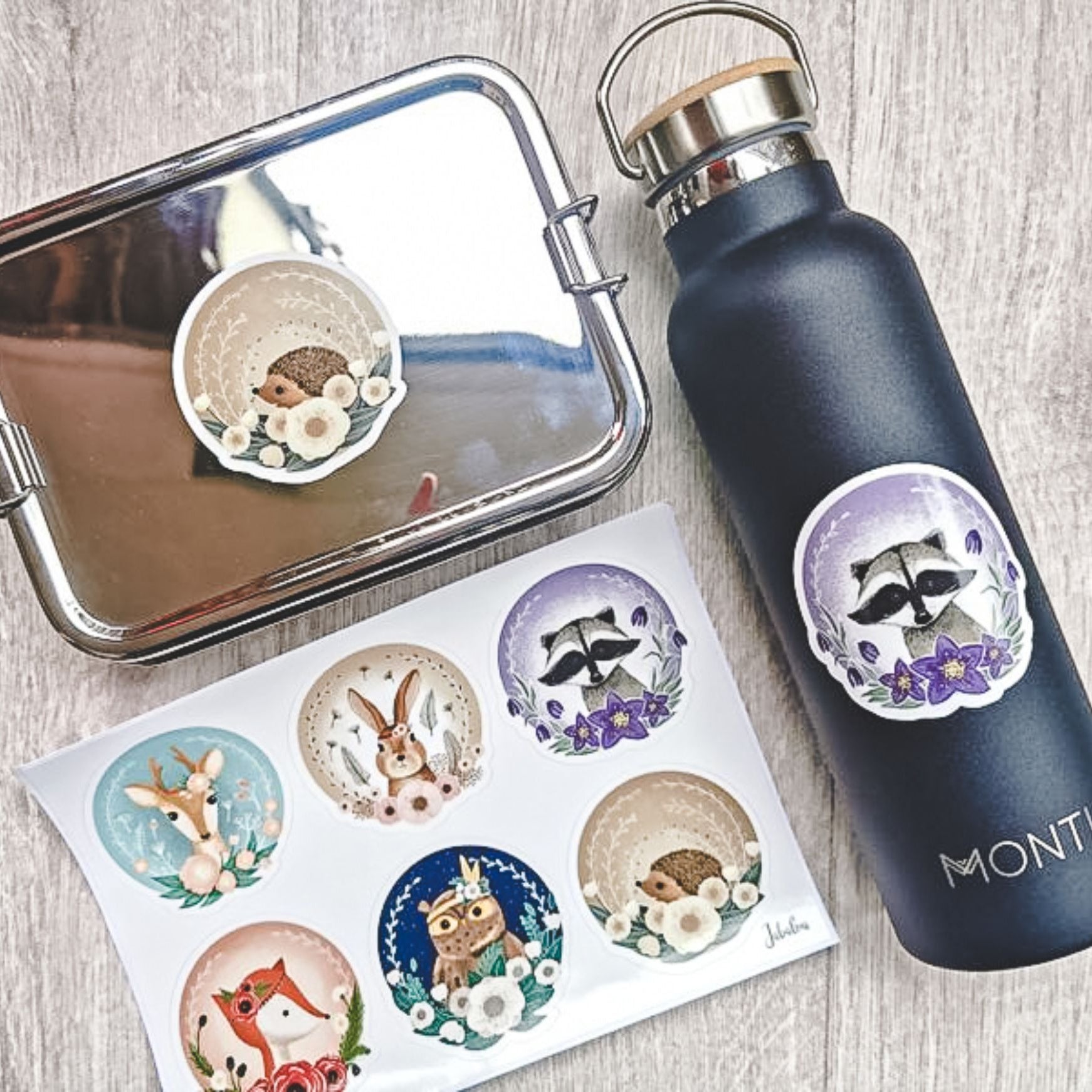 Naklejki zwierzątka boho Jabalou, kolorowe i wodoodporne, z trwałym klejem, idealne do personalizacji lunch boxa, bidonu lub butelki dziecka.
