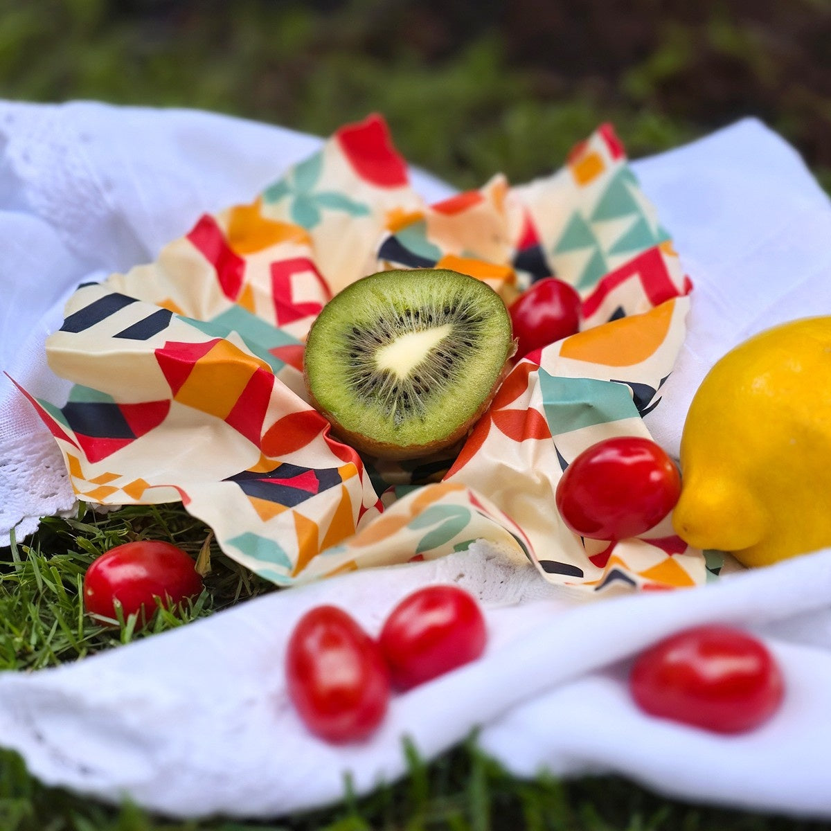 Woskowijka do kanapek BeePack® L Geometry – ekologiczne, wielorazowe opakowanie na żywność z naturalnych materiałów, zero plastiku, wzór: geometria