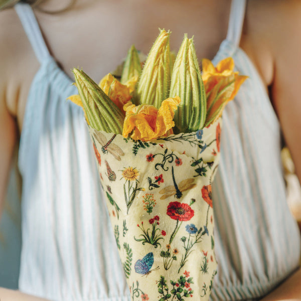 Woskowijka do kanapek BeePack® M – ekologiczne, wielorazowe opakowanie na żywność z naturalnych materiałów, zero plastiku, wzór: łąka