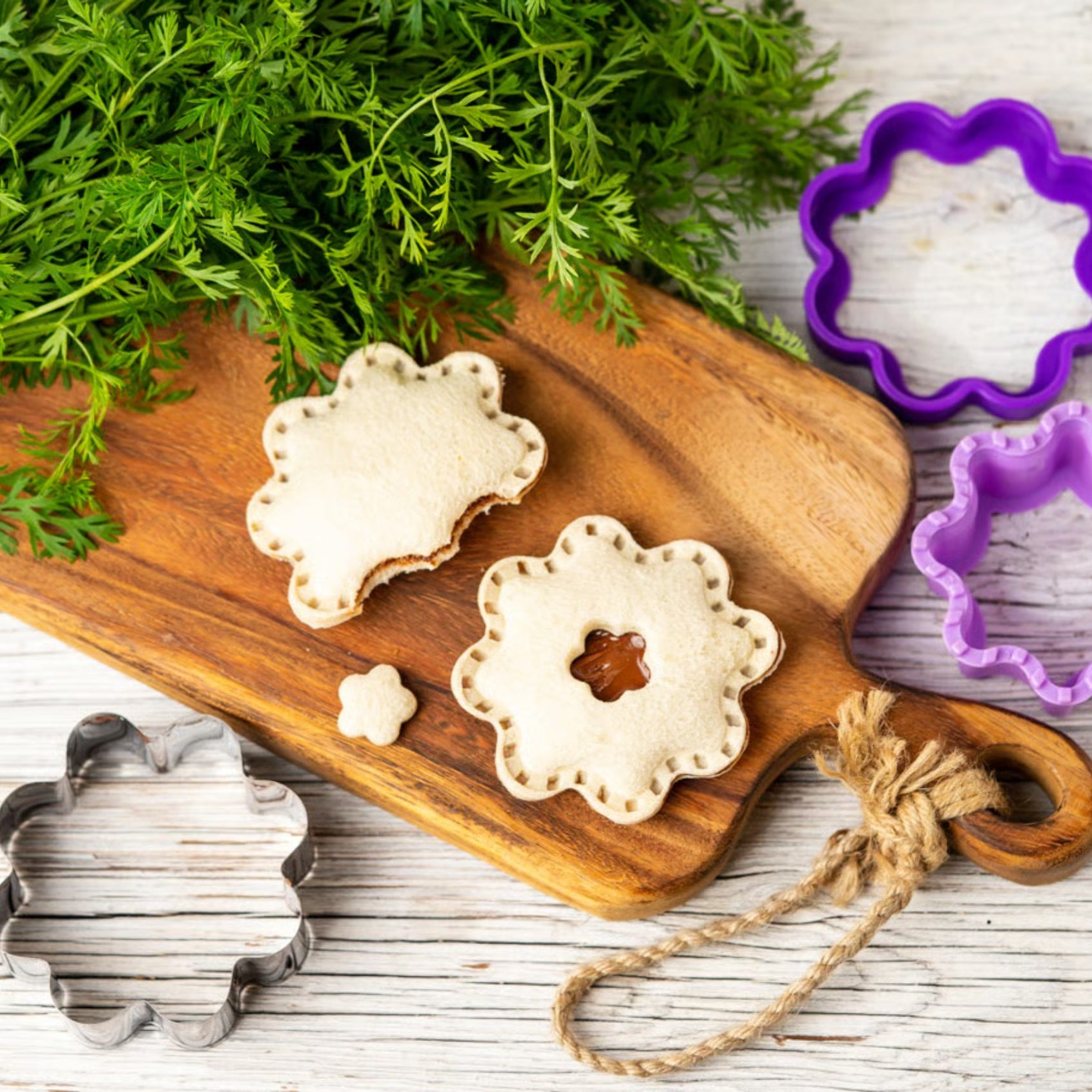 Wykrawacze Lekkabox kwiat i gwiazda – zestaw 2 rozmiarów, bezpieczne uchwyty, idealne do owoców, warzyw, kanapek i ciasteczek