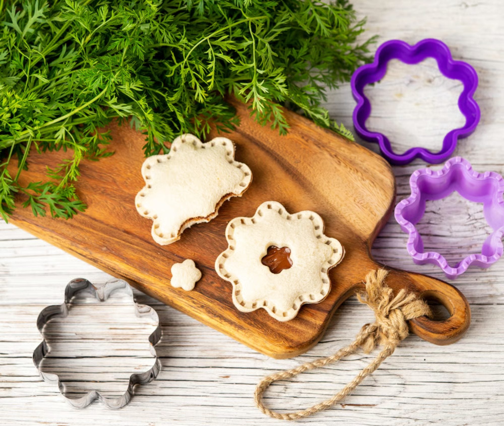 Wykrawacze Lekkabox kwiat i gwiazda – zestaw 2 rozmiarów, bezpieczne uchwyty, idealne do owoców, warzyw, kanapek i ciasteczek