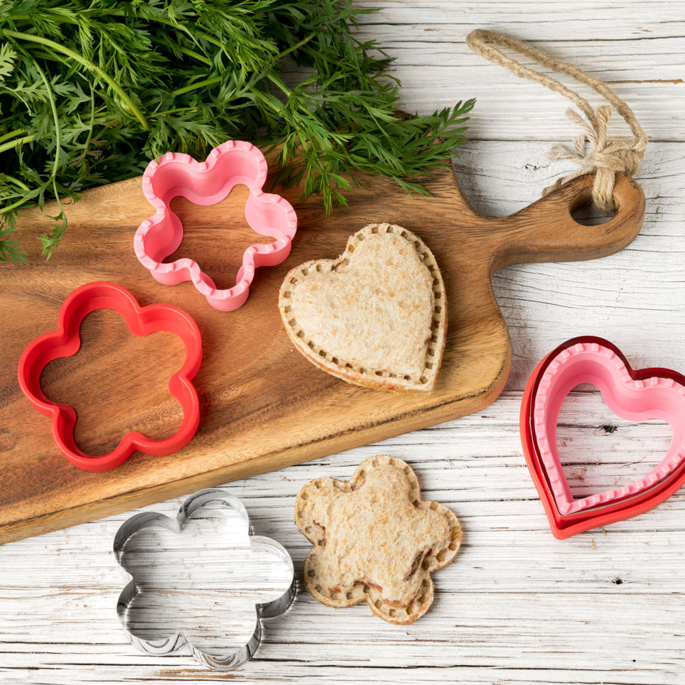 Wykrawacze Lekkabox kwiat i serce – zestaw 2 rozmiarów, bezpieczne uchwyty, idealne do owoców, warzyw, kanapek i ciasteczek