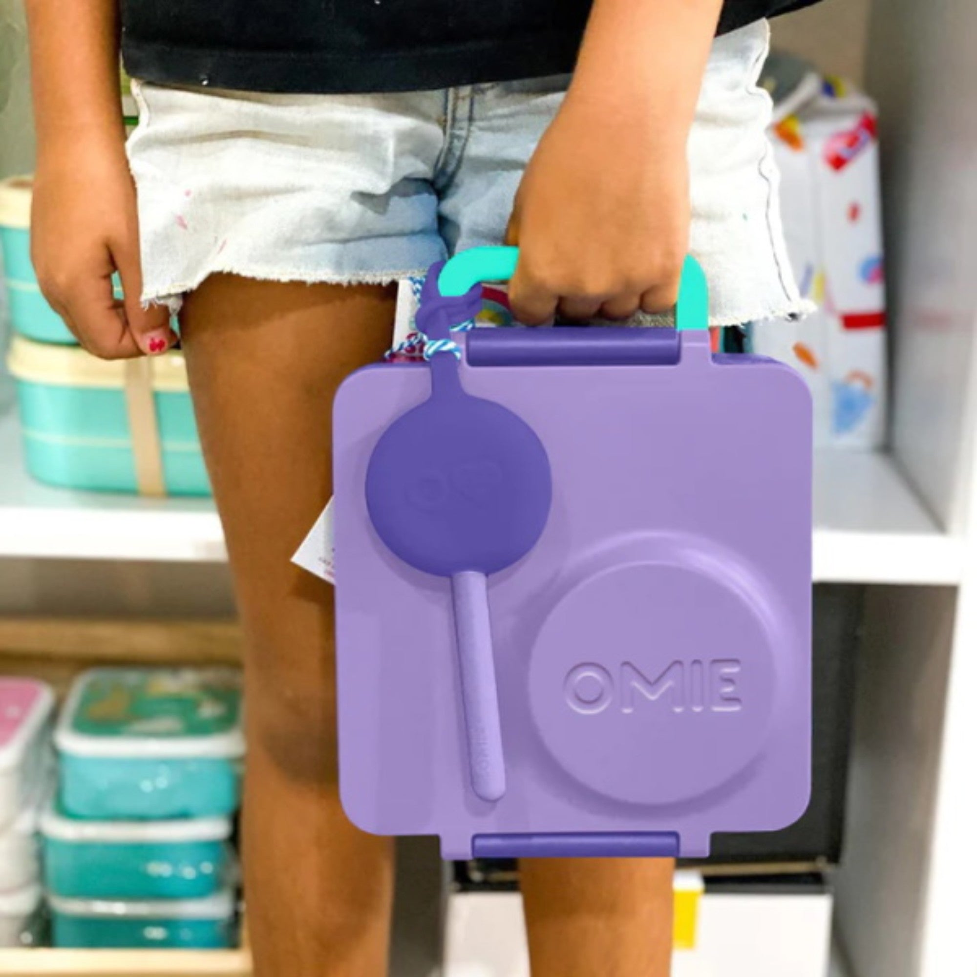 Fioletowy pokrowiec OmiePod – zestaw sztućców w silikonowym etui, bezpieczny i higieniczny.