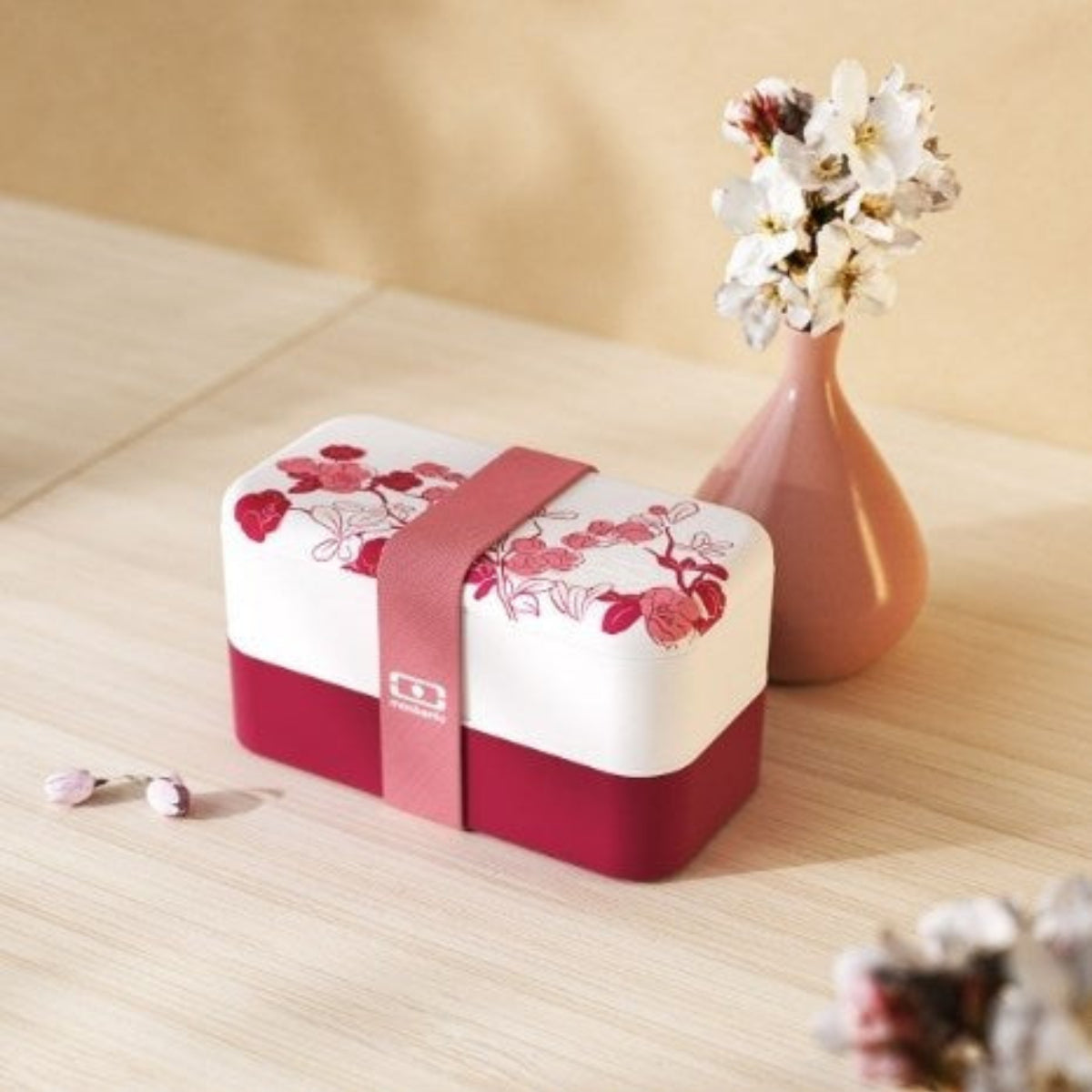 Monbento Gift Box Magnolia – zestaw prezentowy, lunchbox 1 L, butelka 0,5 L i torba, zestaw sztućców, szczelny, stylowy i idealny na prezent, kolor: różowy