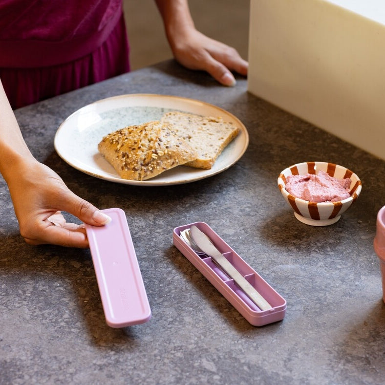 Zestaw sztućców Make&Take Lilac Pink od Brabantia - nóż, łyżka i widelec, stal nierdzewna, etui, wielokrotnego użytku, kompaktowe, na wynos, kolor: różowy
