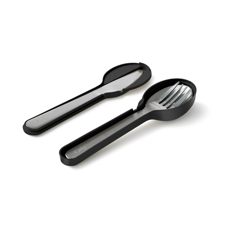 Zestaw sztućców Lekue To Go Black – stal nierdzewna, widelec, nóż i łyżka w etui, kolor: czarny