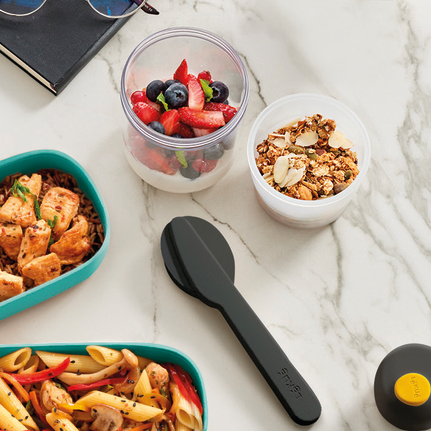 Zestaw sztućców Lekue To Go Black – stal nierdzewna, widelec, nóż i łyżka w etui, kolor: czarny