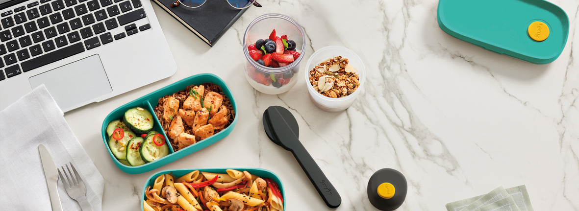 Zestaw sztućców Lekue To Go Black – stal nierdzewna, widelec, nóż i łyżka w etui, kolor: czarny