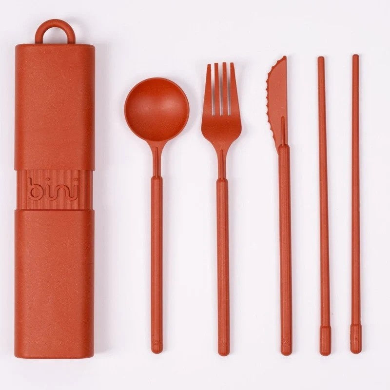 Bini Kit w czerwonym kolorze Terracotta – ekologiczne sztućce wielorazowe, które można myć w zmywarce