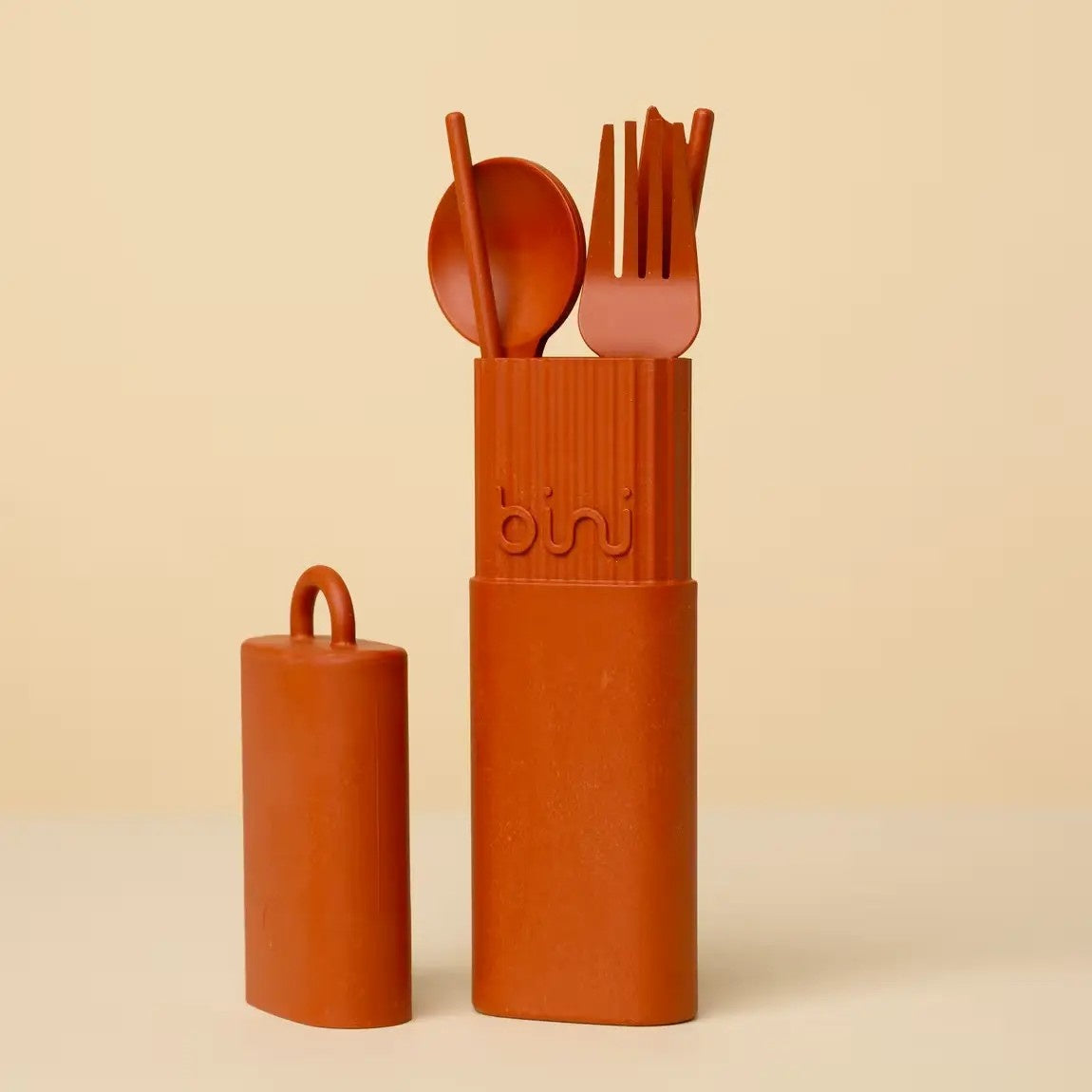 Zestaw czterech sztućców: nóż, widelec, pałeczki i łyżka w czerwonym zamykanym etui Bini Kit