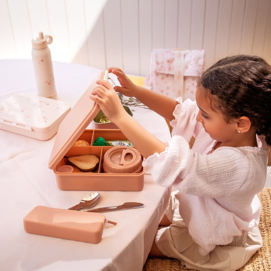 Zestaw sztućców Citron Blush Pink dla dzieci i dorosłych – stal nierdzewna, silikonowe etui, kompaktowy i bez BPA