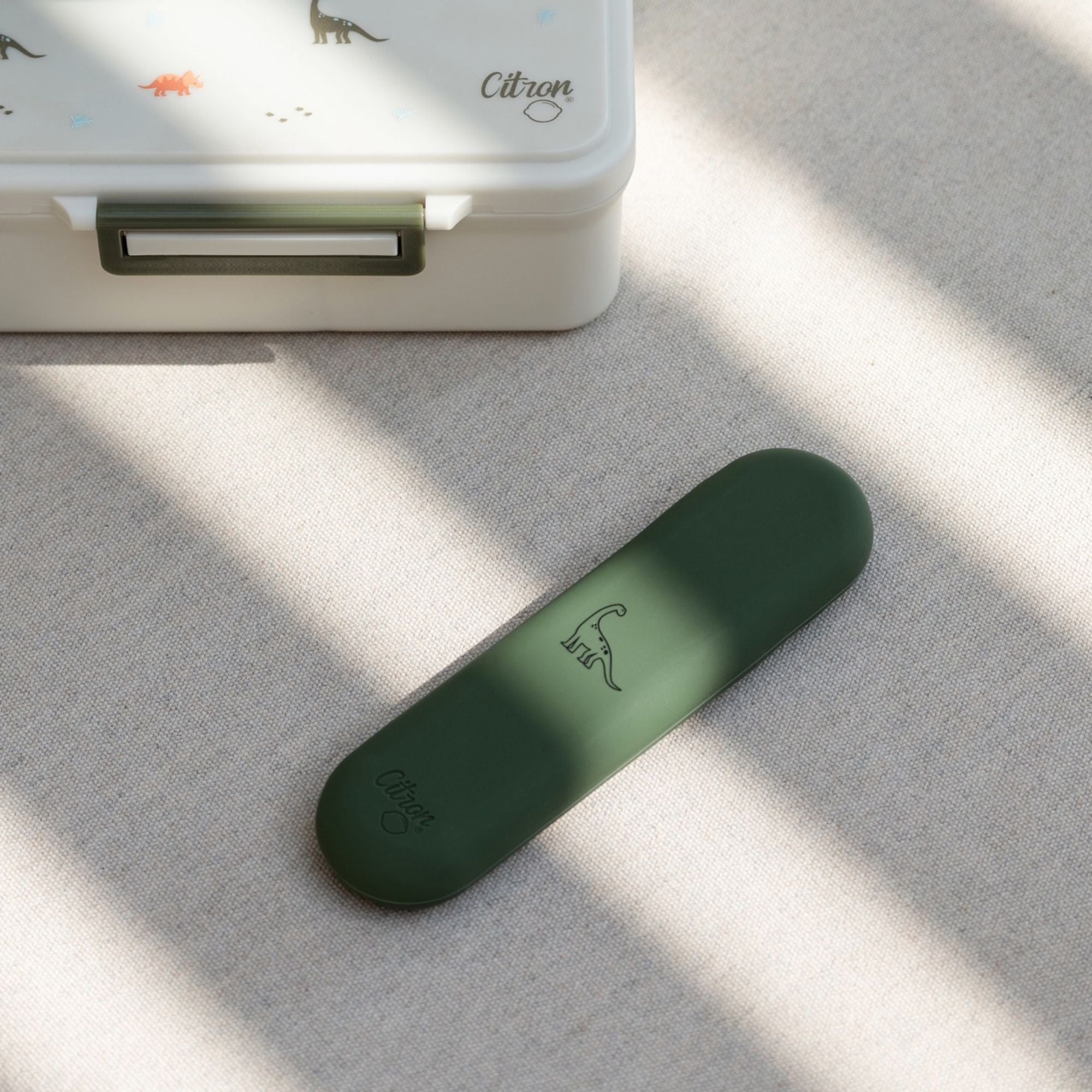 Zestaw sztućców Citron Green ze stali nierdzewnej 304 z silikonowym etui, kompaktowy, bez BPA, idealny do lunch boxa, kolor: zielony