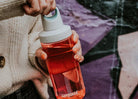 Kambukka Reno Strawberry Ice 500 ml – lekka butelka tritanowa, 100% szczelna, szeroki wlew, uchwyt pętelka, bez BPA, odporna na zapachy i promienie UV, kolor: czerwony