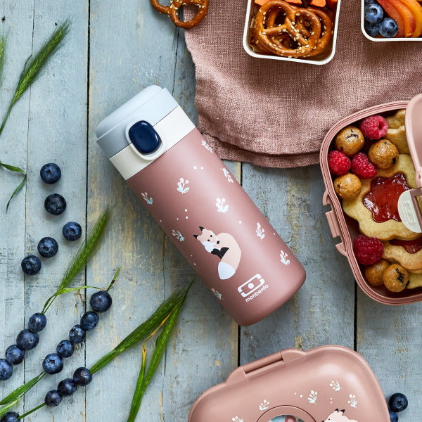 Kubek termiczny dla dzieci Monbento Pop Fox – kompaktowy, poręczny i bezpieczny. Z izolacją próżniową, szczelny i wygodny do szkoły i na wycieczki, wzór: lis