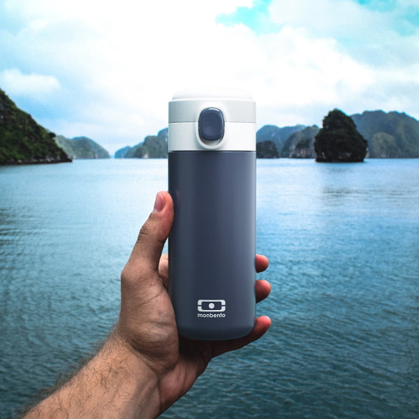 Kubek termiczny Monbento Pop Infinity – idealny do szkoły, pracy i na trening. Lekki, szczelny, bez BPA, z izolacją próżniową do 12 godzin, kolor: granatowy