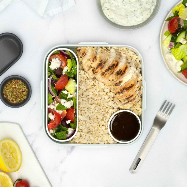 Lunchbox Black+Blum Original 1 l morski – szczelny, praktyczny i stylowy. Widelec, pojemniczek na sos i przegródka dla wygody w pracy i podróży