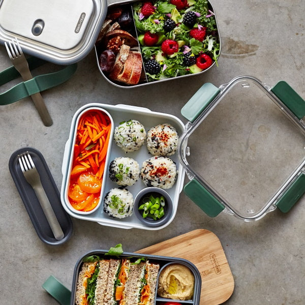 Lunchbox Black+Blum Original 1 l oliwkowy – szczelny, praktyczny i stylowy. Widelec, pojemniczek na sos i przegródka dla wygody w pracy i podróży