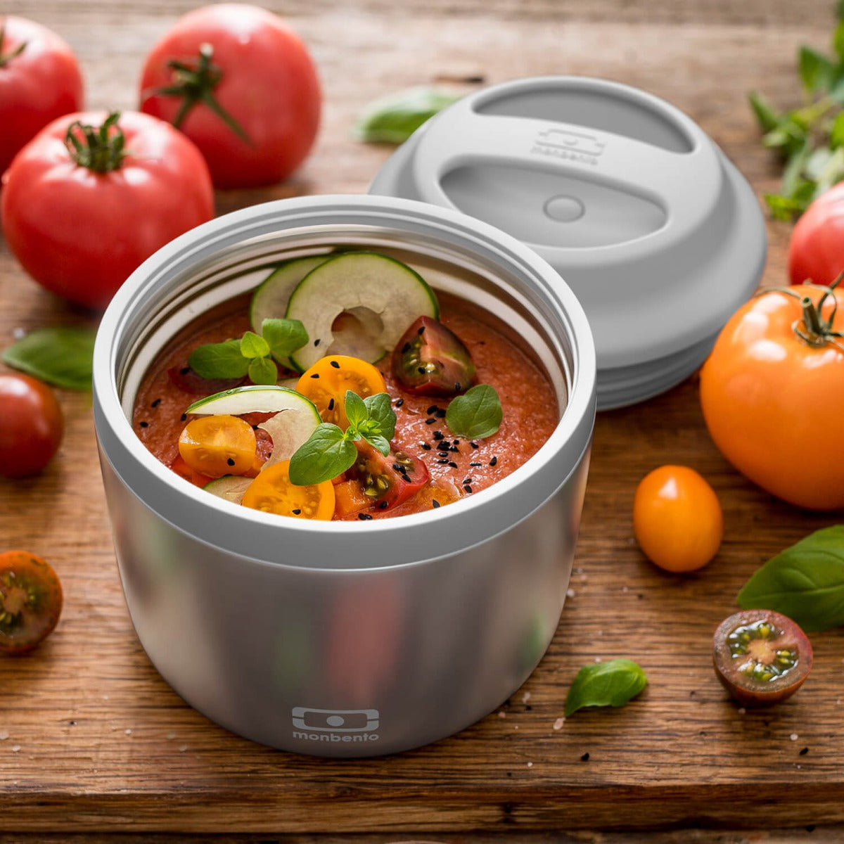 Monbento Element Silver – termos obiadowy 550 ml. Utrzymuje ciepło do 10 h, 100% szczelny, stal nierdzewna 316. Idealny na zupy i obiady w podróży, kolor: srebny