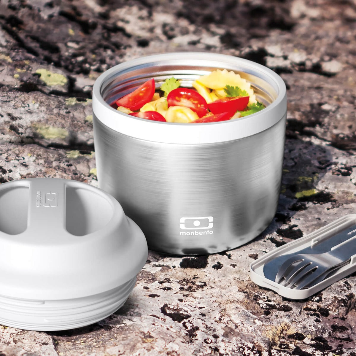 Monbento Element Silver – termos obiadowy 550 ml. Utrzymuje ciepło do 10 h, 100% szczelny, stal nierdzewna 316. Idealny na zupy i obiady w podróży, kolor: srebny