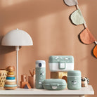 Monbento Capsule Raccon – termos dla dzieci 280 ml. Utrzymuje ciepło do 5 h, 100% szczelny i lekki. Idealny na zupę, owsiankę czy makaron w podróży, wzór: szop