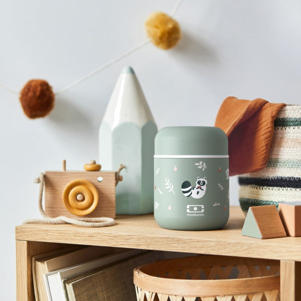 Monbento Capsule Raccon – termos dla dzieci 280 ml. Utrzymuje ciepło do 5 h, 100% szczelny i lekki. Idealny na zupę, owsiankę czy makaron w podróży, wzór: szop