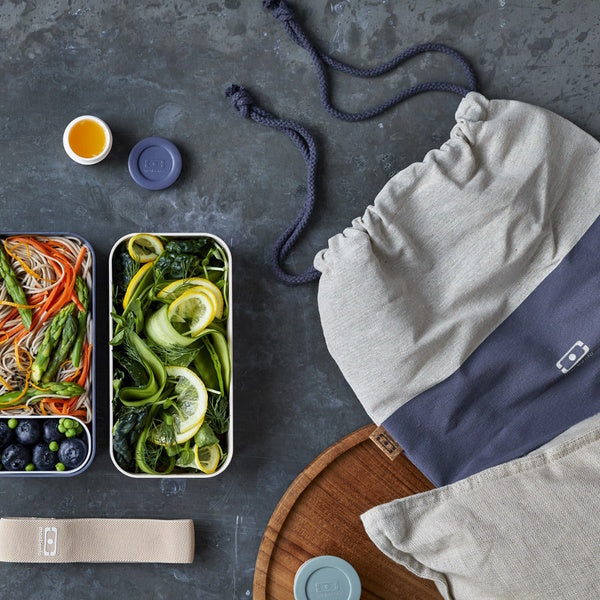 Monbento Pochette L Natural Blue – lekka torba na lunchbox, imitacja lnu, zawiązywana, stylowa i ekologiczna. Idealna do pracy i szkoły, kolor: niebieski