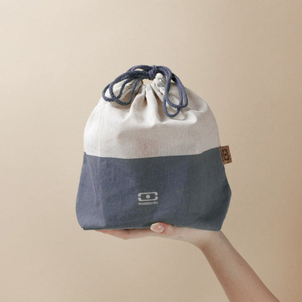 Monbento Pochette L Natural Blue – lekka torba na lunchbox, imitacja lnu, zawiązywana, stylowa i ekologiczna. Idealna do pracy i szkoły, kolor: niebieski