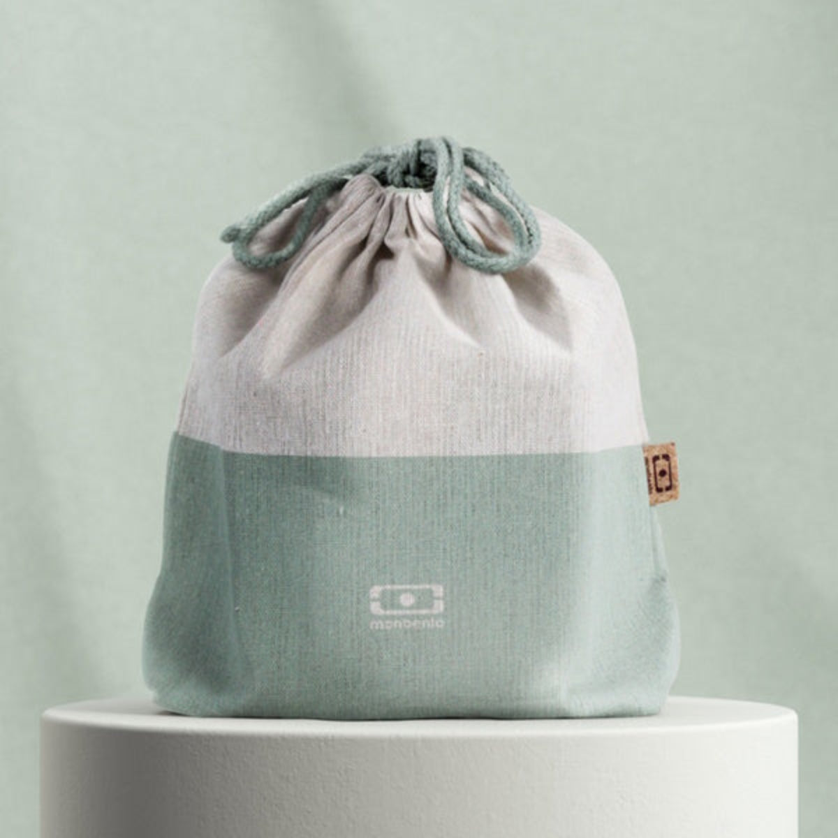 Monbento Pochette L Natural Green – lekka torba na lunchbox, imitacja lnu, zawiązywana, stylowa i ekologiczna. Idealna do pracy i szkoły, kolor: zielony