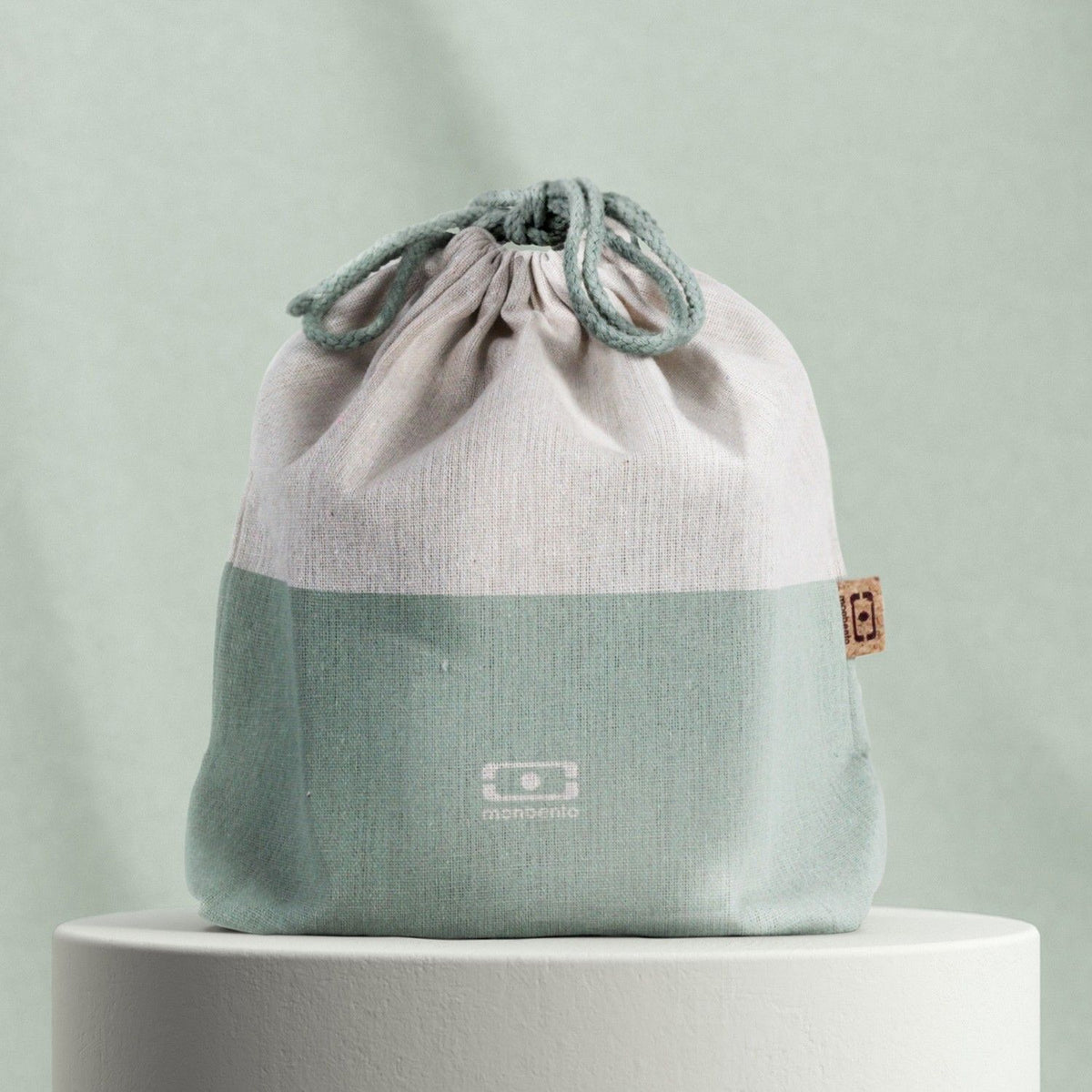 Monbento Pochette L Natural Green – lekka torba na lunchbox, imitacja lnu, zawiązywana, stylowa i ekologiczna. Idealna do pracy i szkoły, kolor: zielony
