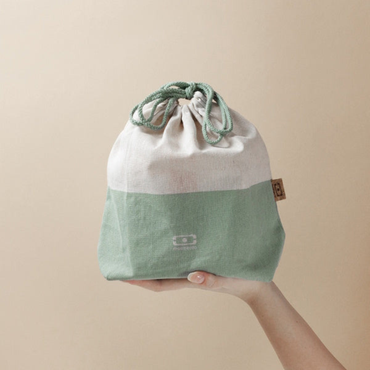 Monbento Pochette L Natural Green – lekka torba na lunchbox, imitacja lnu, zawiązywana, stylowa i ekologiczna. Idealna do pracy i szkoły, kolor: zielony