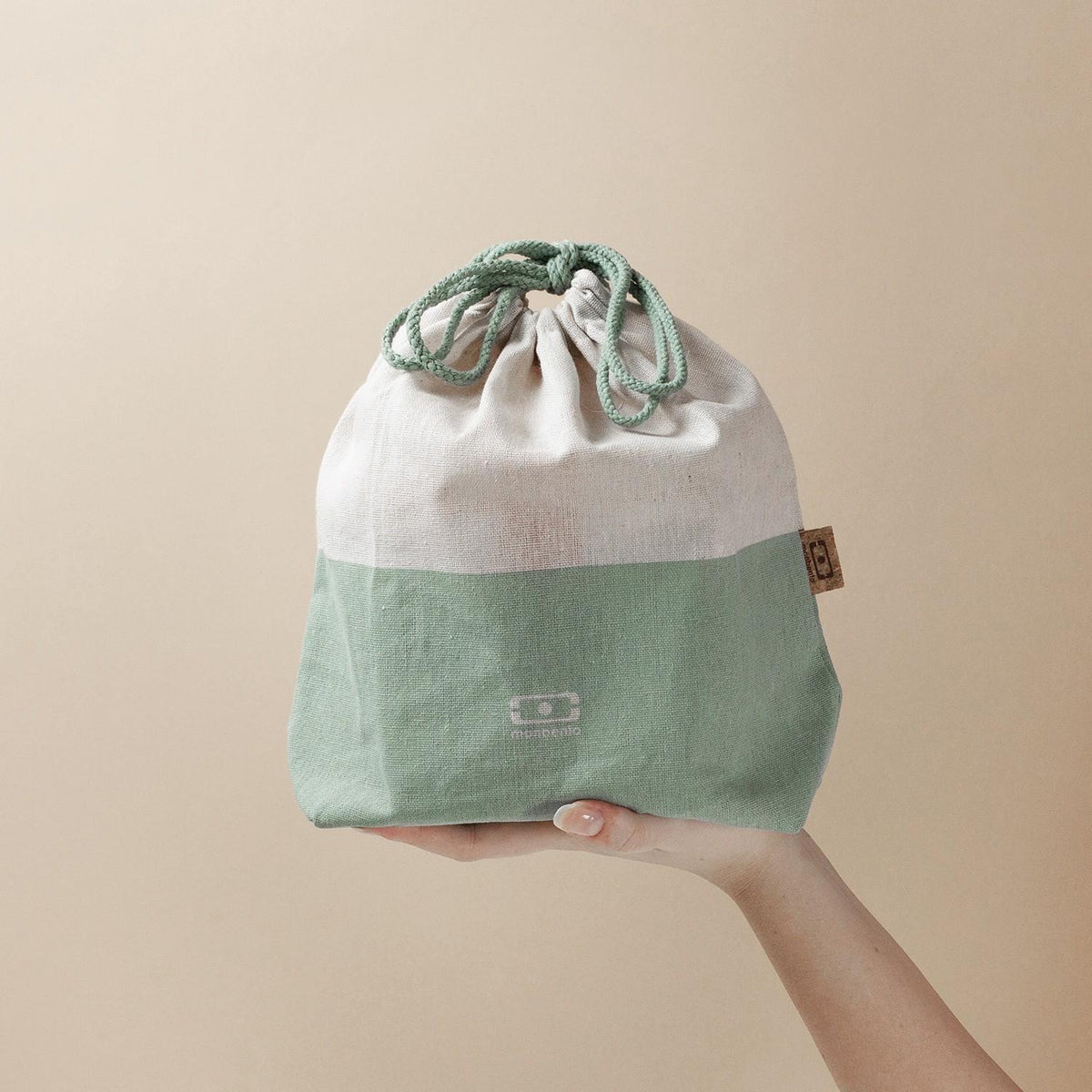 Monbento Pochette L Natural Green – lekka torba na lunchbox, imitacja lnu, zawiązywana, stylowa i ekologiczna. Idealna do pracy i szkoły, kolor: zielony