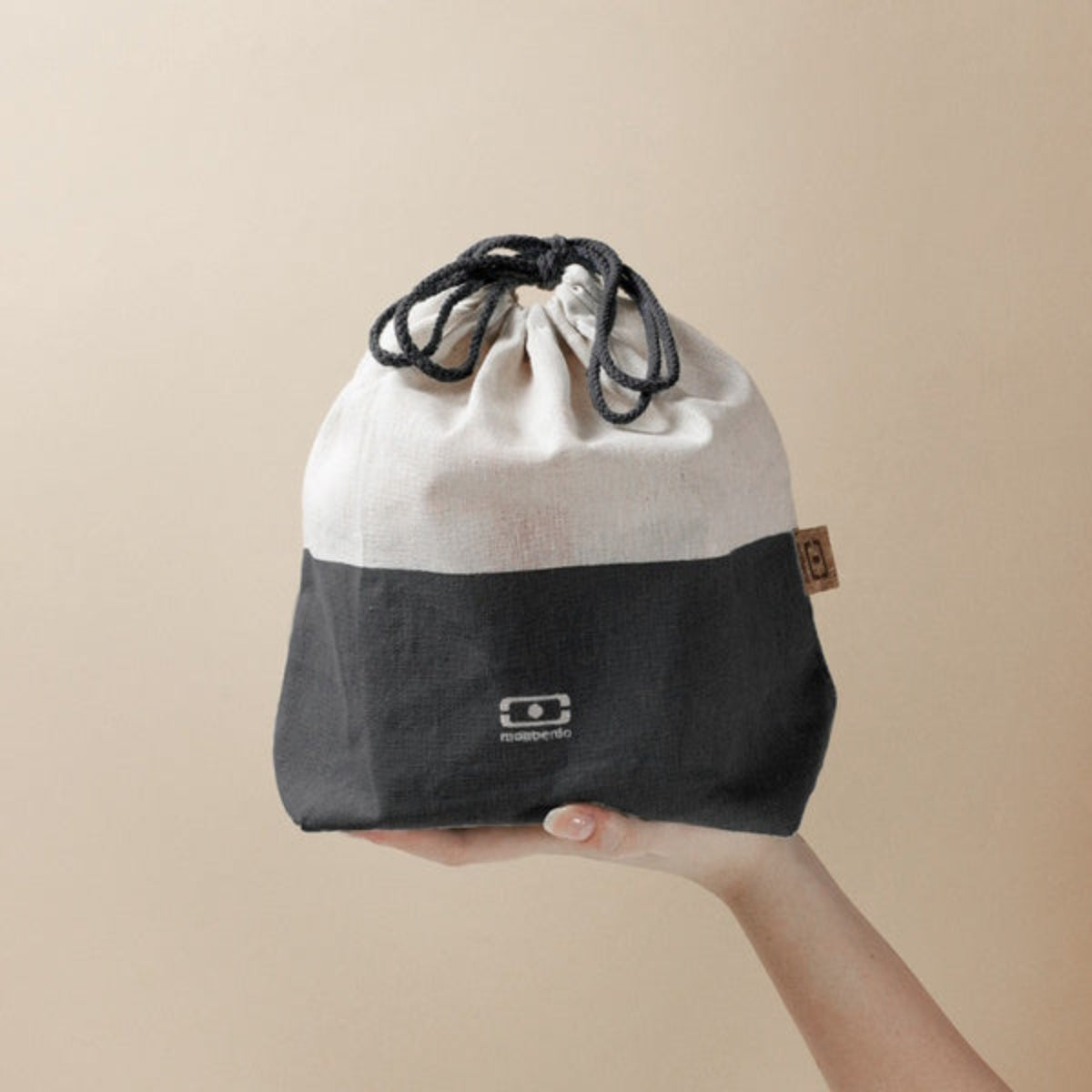 Monbento Pochette L Onyx – lekka torba na lunchbox, imitacja lnu, zawiązywana, stylowa i ekologiczna. Idealna do pracy i szkoły, kolor: czarny