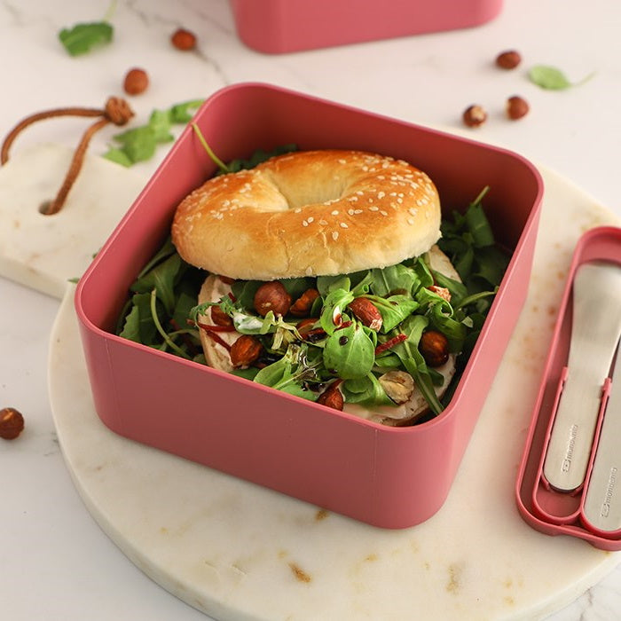 Posiłek na zimno - bajgiel z warzywami zapakowany do lunch boxa Monbento Square Blush