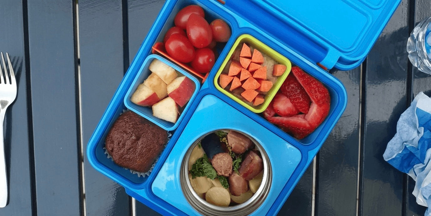 Pomysł na lunchbox: makaron z kiełbasą roślinną i jarmużem
