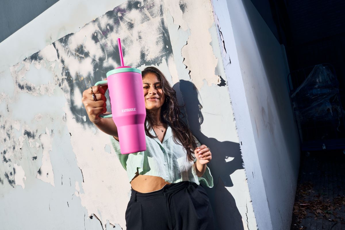 Jak pić więcej wody każdego dnia? Postaw na kubek termiczny z uchwytem!