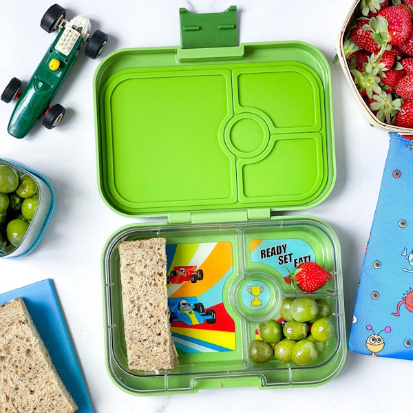 YUMBOX PANINO lunchbox, 4 przegródki, Matcha Green/Race cars tray Yumbox Lunch Boxes & Totes | TwójLunchBox