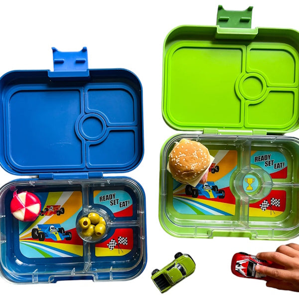 YUMBOX PANINO lunchbox, 4 przegródki, Matcha Green/Race cars tray Yumbox Lunch Boxes & Totes | TwójLunchBox