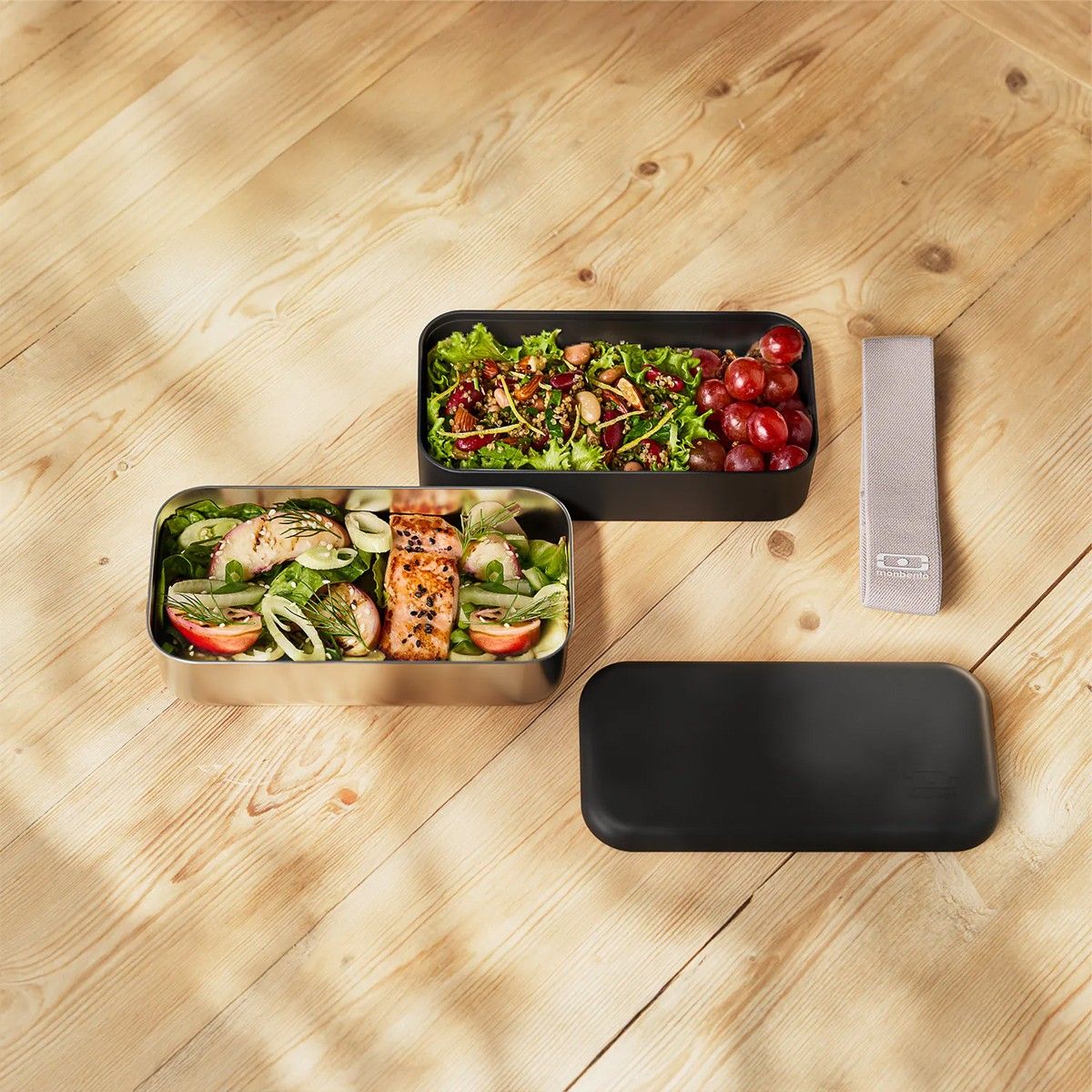 Dwupoziomowy metalowy bento box Monbento Onyx z elastyczną opaską i hermetycznymi pokrywkami