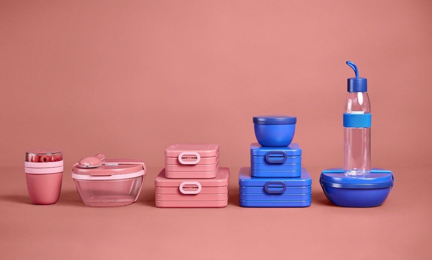 Bento box Take a Break Midi Mepal - czerwony lunch box, na drugie śniadanie, z widelcem i przegródkami, wyprodukowano w Holandii