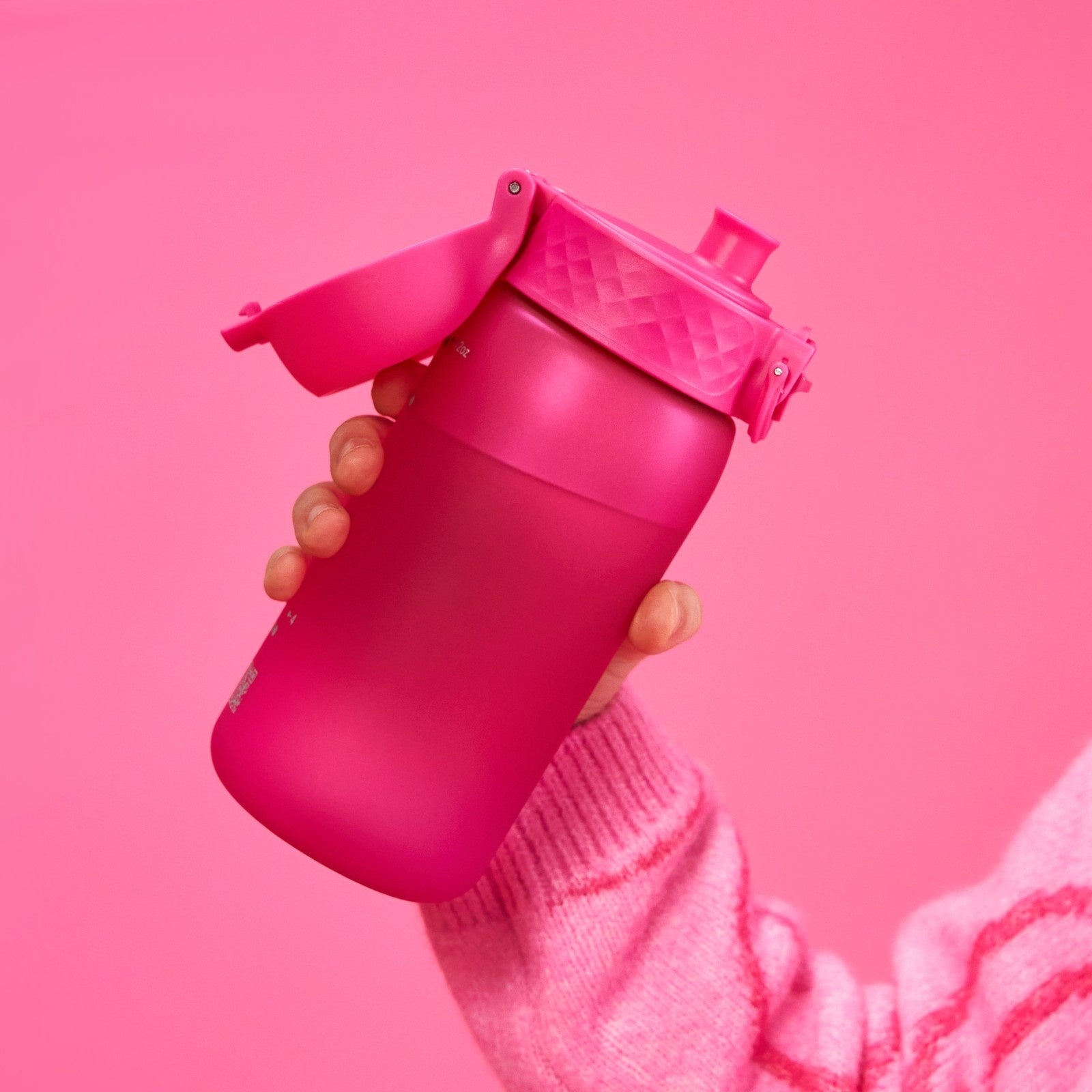 Różowa niska butelka ION8 Pod 350 ml Pink z bezpiecznego tworzywa